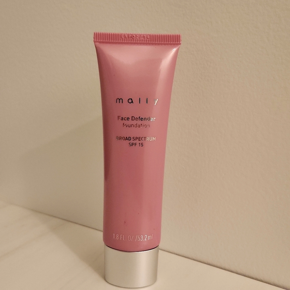 Mally Face Defender Foundation SPF 15 - LIGHT NWOB 1.8 oz